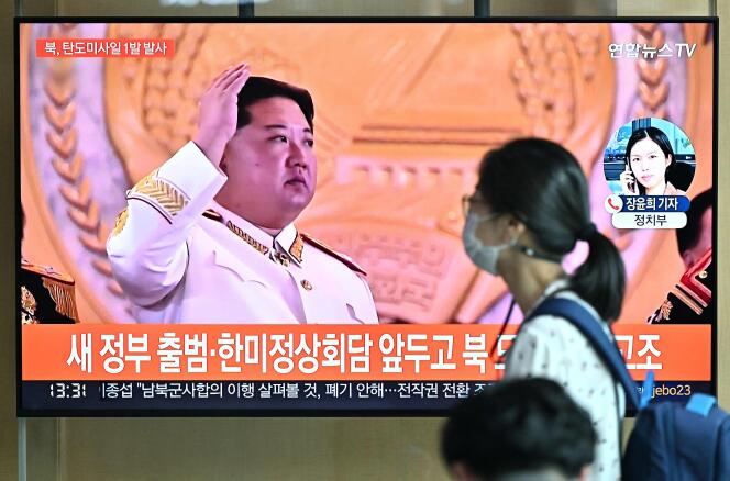 Imágenes del líder norcoreano Kin Jong-un en una estación de tren en Seúl el 4 de mayo de 2022.