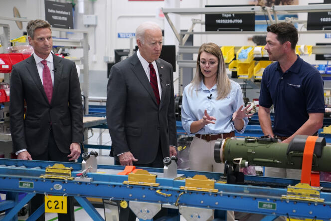 Le président américain, Joe Biden, à l’usine Lockheed Martin où sont fabriqués les Javelin destinés à l’Ukraine, le 3 mai 2022 à Troy, dans l’Alabama.