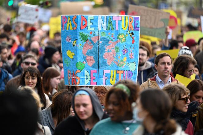 Manifestación a favor de una política respetuosa con la naturaleza, en París, el 9 de abril de 2022. 