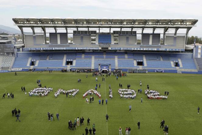 Niños reunidos el 4 de mayo de 2022 en el campo de fútbol del estadio Armand-Cesari en Furiani, Córcega, forman la palabra 
