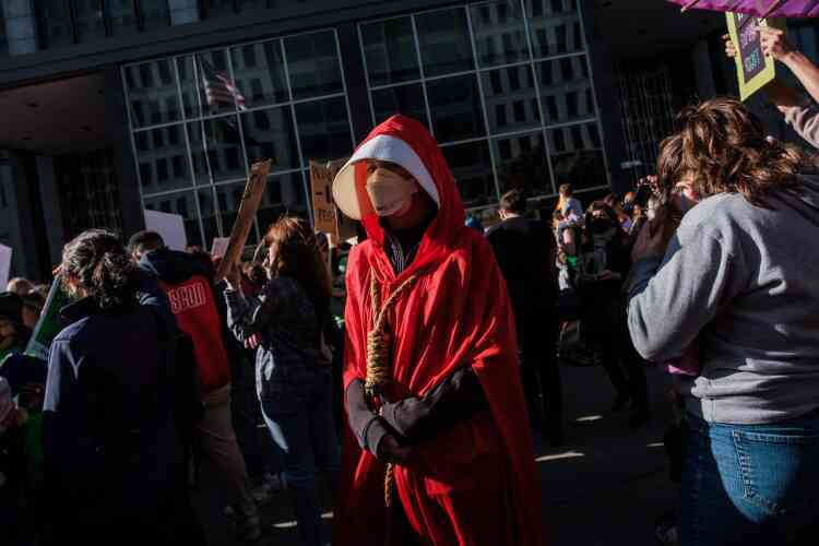 A San Francisco, une manifestante est habillée en personnage de la série dystopique  « The Handmaid’s Tale », lors de la manifestation pro-choix devant le bâtiment fédéralle 3 mai 2022.