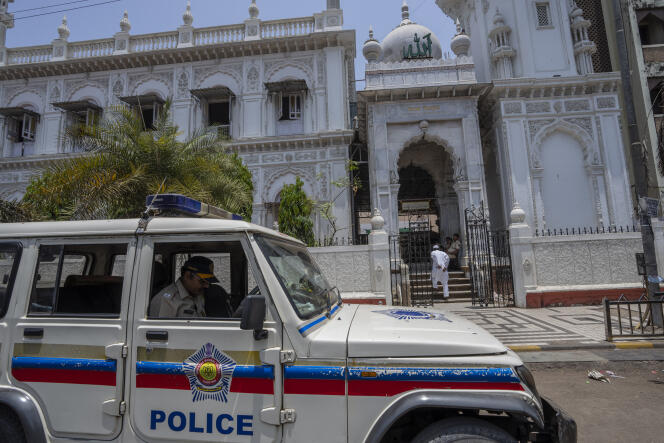 Una patrulla policial frente a una mezquita en Bombay, en mayo de 2022 (imagen ilustrativa).