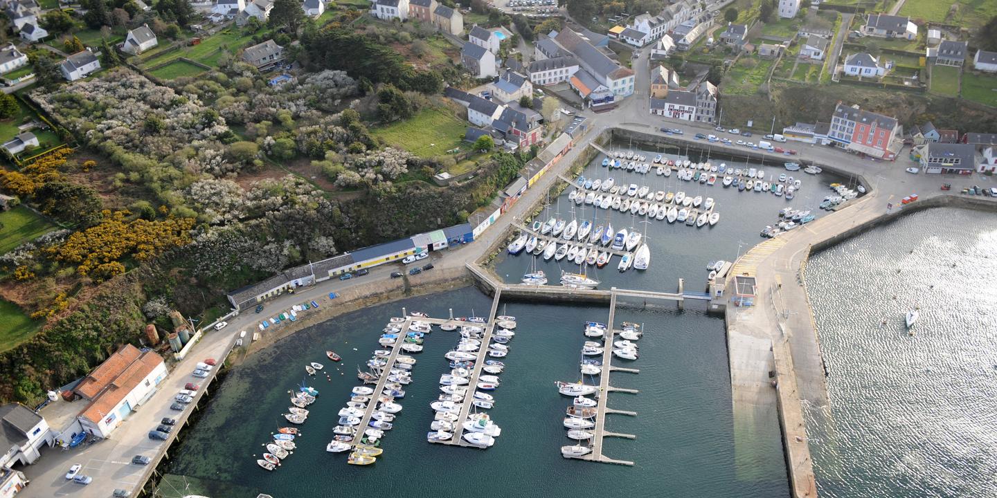 a l-orient de l-ile de groix 4 lettres