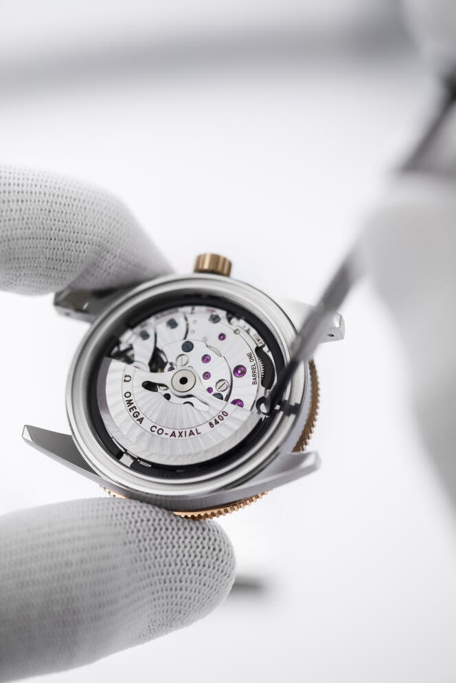 Confection d’une montre Omega, à la manufacture de la marque, à Bienne. 