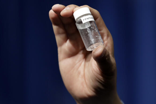 Après une conférence de presse sur les décès dus à l’exposition au fentanyl, un journaliste montre la quantité de fentanyl qui peut être mortelle, au siège de la DEA à Arlington, en Virginie, le 6 juin 2017. 