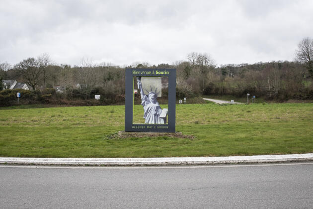 Panneau de bienvenue sur un des ronds-points de Gourin (Morbihan), le 23 février 2022.