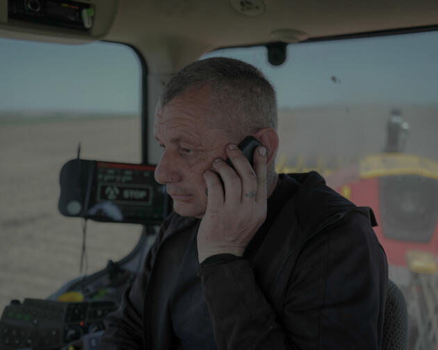 Youra, un ouvrier agricole, aux commandes d’un semoir de graines de tournesol dans un champ au nord d’Odessa (Ukraine), près de la frontiere avec la Transnistrie, territoire séparatiste prorusse en Moldavie, le 15 avril 2022.