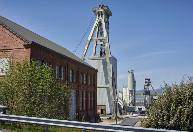 Les puits des anciennes mines de potasse permettent désormais d’accéder aux galeries de stockage de déchets, à Wittelsheim (Haut-Rhin), le 20 avril 2022.