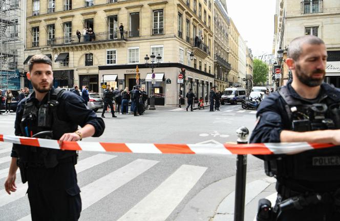 La policía asegura el área alrededor de la tienda Chanel robada en París, el jueves 5 de mayo de 2022.