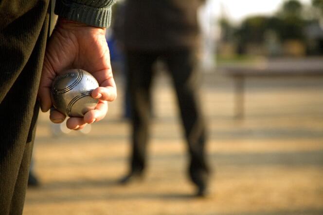 The game of pétanque, played by people of all generations in parks or other public spaces, consists of throwing heavy metal balls as close as possible to a small wooden one. 