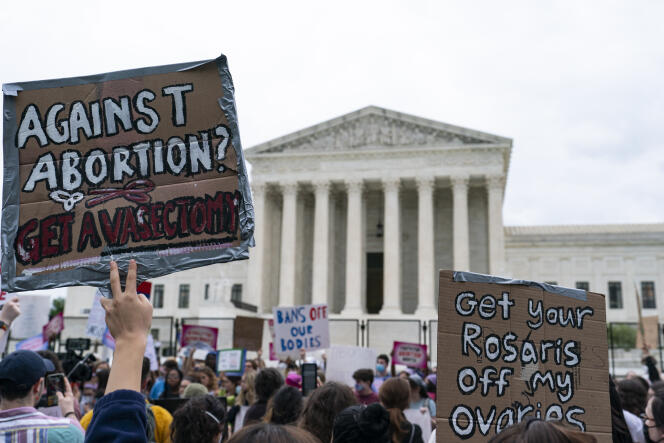 Des manifestants devant la Cour suprême des Etats-Unis le 5 mai 2022, trois jours après la publication d’un projet de décision qui pourrait renverser la jurisprudence Roe v. Wade garantissant à toutes les Américaines le droit d’avorter.