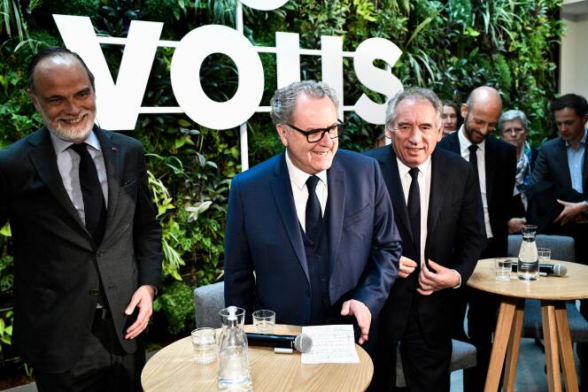 el presidente del partido Horizons, y ex primer ministro, Edouard Philippe;  el Presidente (LRM) de la Asamblea Nacional, Richard Ferrand;  el presidente de Modem, François Bayrou;  y el delegado general de LRM, Stanislas Guerini, durante la rueda de prensa en la sede de LRM, en París, el 5 de mayo de 2022. 