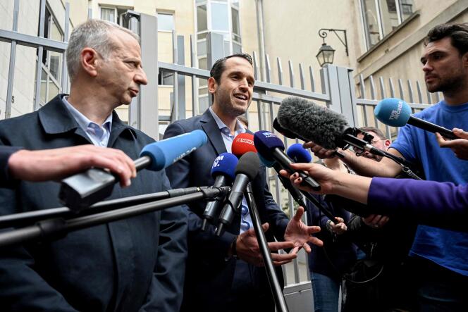 Pierre Jouvet, el negociador del Partido Socialista, anuncia a la prensa un acuerdo con los demás partidos de izquierda de cara a las elecciones legislativas, en París, el 4 de mayo de 2022.