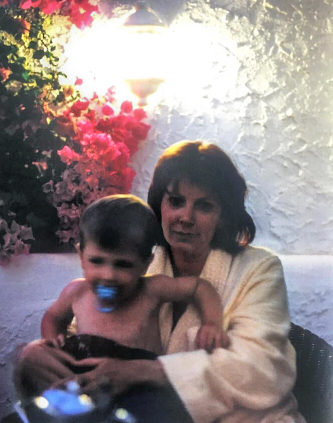 El director Lukas Dhont, en brazos de su madre.