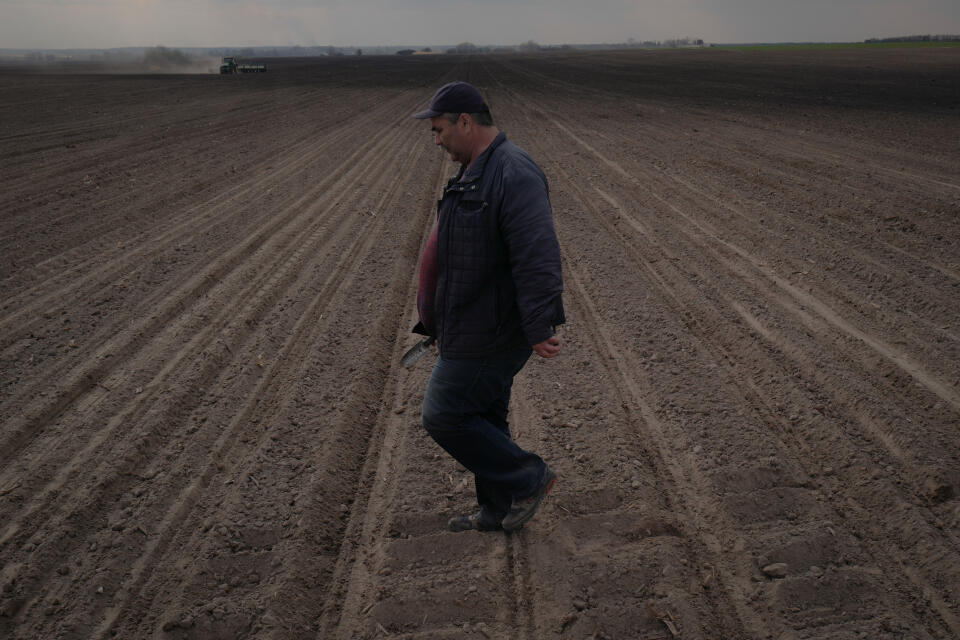 Igor, ouvrier agricole, supervise le travail d’un semoir chargé de planter des graines de tournesol dans un champ au sud de Zhytomyr en Ukraine le 20 avril 2022. LUCAS BARIOULET POUR «LE MONDE»