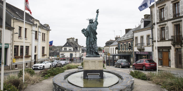 Statue de la Liberté dans le bourg de Gourin (Morbihan), elle rappelle les différentes vagues d’émigration au 19 et 20 ème siècles, de breton vers le « nouveau monde »