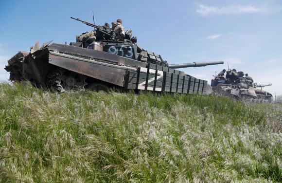 Des chars des forces séparatistes prorusses près de Novoazovsk, dans la région du Donetsk, le 6 mai 2022.