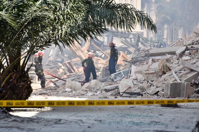Rescatistas buscan posibles víctimas entre los escombros al pie del hotel Saratoga, en La Habana, el 6 de mayo de 2022.