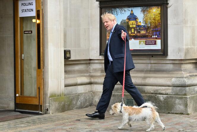 Le premier ministre britannique, Boris Johnson, arrive avec son chien devant son bureau de vote, situé dans le Methodist Hall, au centre de Londres, pour les élections locales du 5 mai 2022 au Royaume-Uni.