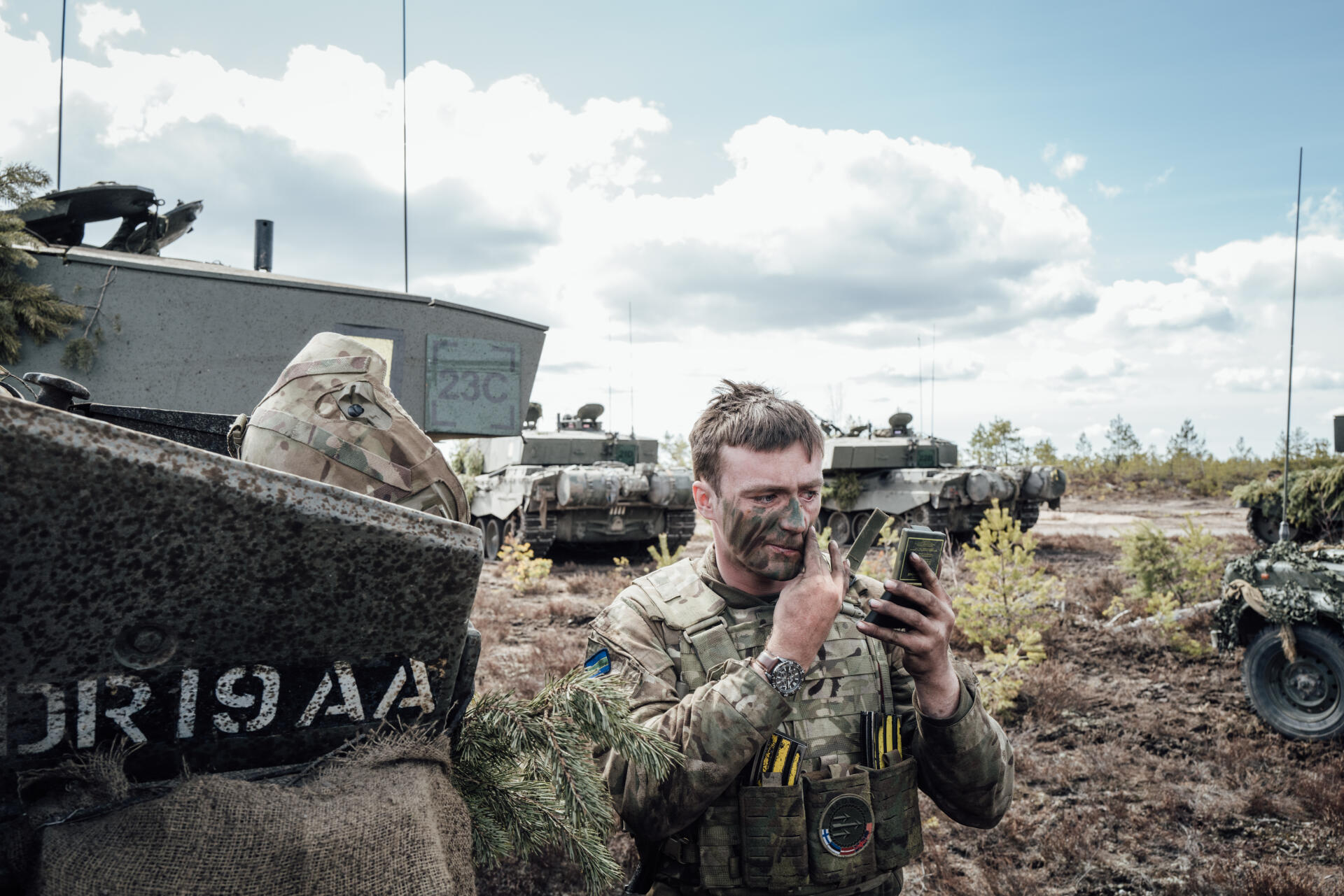 Un soldat britannique se démaquille après avoir participé à un exercice militaire, unissant les forces finlandaises, américaines, britanniques, lettonnes et estoniennes, à Niinisalo en Finlande, le 4 mai 2022.