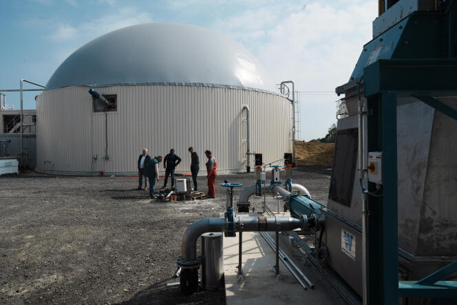 Farmers in front of a gas plant, near the village of Sonchamp (France), May 3, 2022.