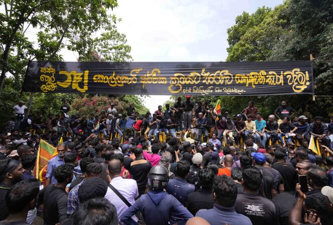 Demonstranten fordern am 6. Mai 2022 in Colombo den Rücktritt der srilankischen Regierung. 