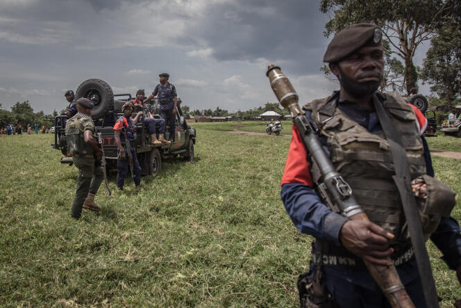 Une patrouille des Forces armées congolaises (FARDC) autour de l’aérodrome de Kiwanja, après des affrontements avec les rebelles du M23 à Rutshuru, à 70 kilomètres de la ville de Goma, le 3 avril 2022.