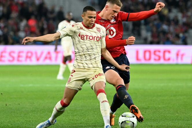 The Brazilian Vanderson in front of the Dutchman Sven Botman, during the Lille-Monaco match, at the Pierre-Mauroy stadium, in Villeneuve-d'Ascq (North), May 6, 2022.