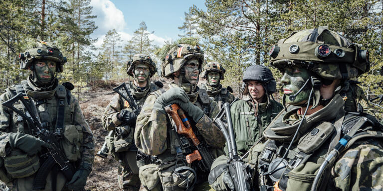 Niinisalo le 4 mai 2022. Jaakko Inkinen, 19 ans, au centre de la photo, est conscrit dans l'infanterie finlandaise depuis quelques mois,le jeune soldat sort à peine du lycée.
