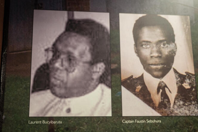 Une photo de Laurent Bucyibaruta (à gauche), ancien préfet de Gikongoro en avril 1994, au mémorial du génocide de Murambi dans le district de Nyamagabe, dans le sud-ouest du Rwanda, le 21 avril 2022.