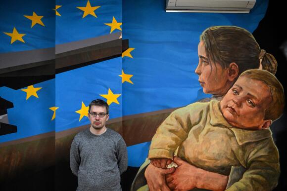 Fyodor Kokin, le conservateur du Musée central d’État d’histoire contemporaine de Russie, devant l’une des peintures de l’exposition « OTAN, chronique de la cruauté », à Moscou, le 5 mai 2022.