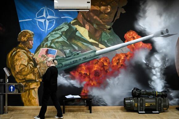 Une peinture de l'exposition « OTAN, chronique de la cruauté », à Moscou, le 5 mai 2022.