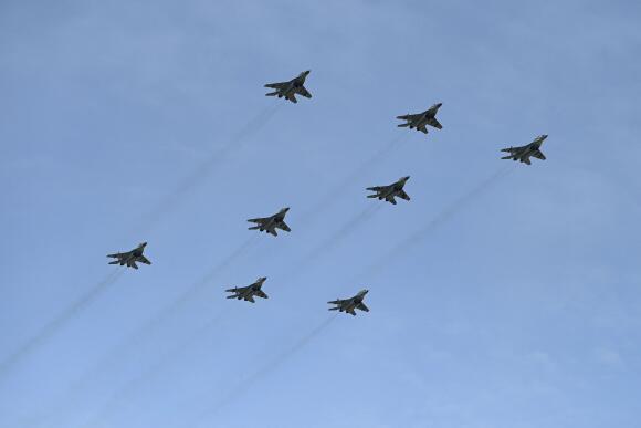 Des avions de chasse russes, vus dans le ciel de Moscou le 7 mai 2022, forment la lettre « Z » en soutien à la guerre menée en Ukraine, lors d’une répétition de la parade du 9-Mai, qui commémore la victoire soviétique sur les nazis en 1945.