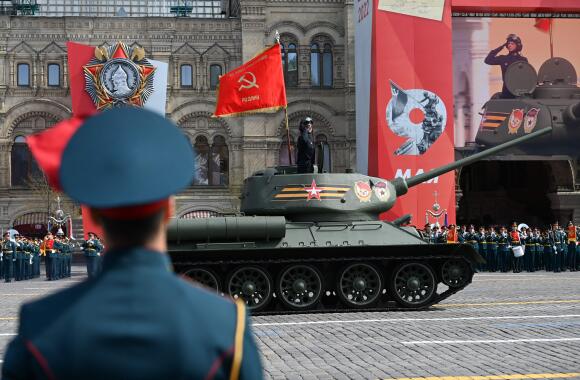 Un char T-34 de l’époque soviétique sur la place Rouge, à Moscou, le 7 mai 2022, lors des répétitions pour le défilé militaire du 9-Mai.