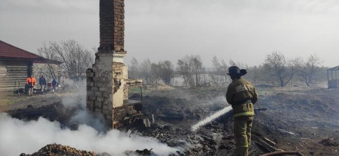Un pompier travaille à l’extinction d’un incendie dans la colonie de Bely Yar, dans la région de Krasnoïarsk, le 7 mai 2022. 