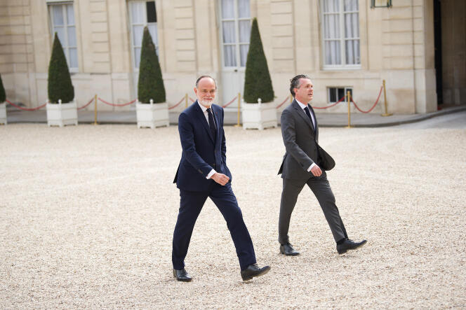 Edouard Philippe et Christophe Béchu arrivent à l’Elysée pour la cérémonie d’investiture d’Emmanuel Macron, le 7 mai 2022 à Paris.
