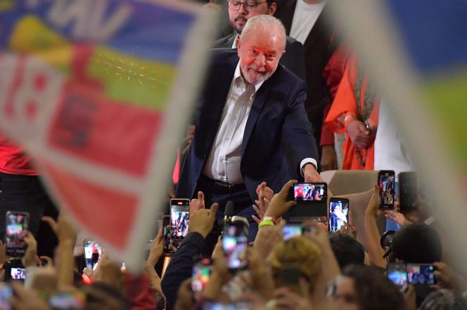 El expresidente brasileño Luiz Inácio Lula da Silva saluda a sus seguidores durante el lanzamiento de su campaña para las elecciones presidenciales de octubre en Brasil, en Sao Paulo, Brasil, el 7 de mayo de 2022.