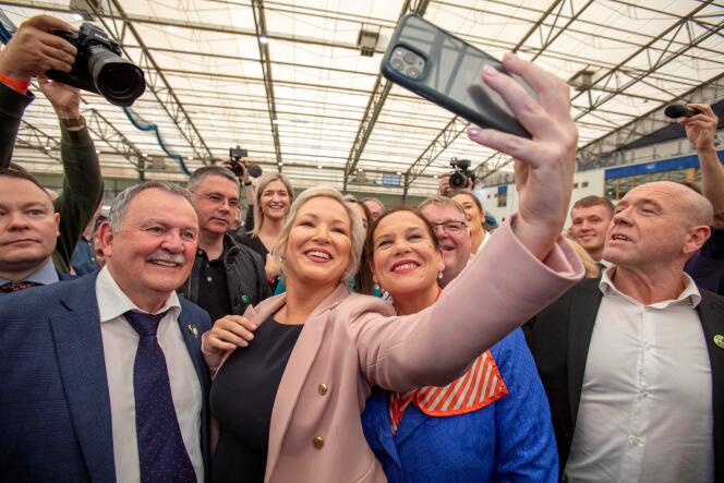 La vicepresidenta de Sinn Fein, Michelle O'Neill (centro), se toma una selfie con los líderes irlandeses, en Magherafelt, Irlanda del Norte, el 7 de mayo de 2022.