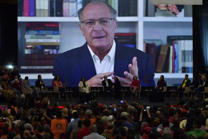 L’ancien gouverneur de Sao Paulo, Geraldo Alckmin, parle sur un écran pendant le lancement de la campagne de l’ancien président brésilien Luiz Inacio Lula da Silva pour l’élection présidentielle d’octobre au Brésil, à Sao Paulo, au Brésil, le 7 mai 2022.