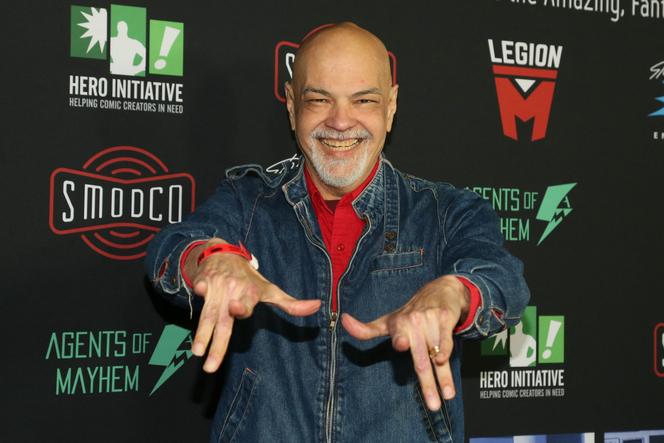 ¡George Pérez en la fiesta de Excelsior!  en honor al fundador de Marvel, Stan Lee, en Los Ángeles, California, en enero de 2019.