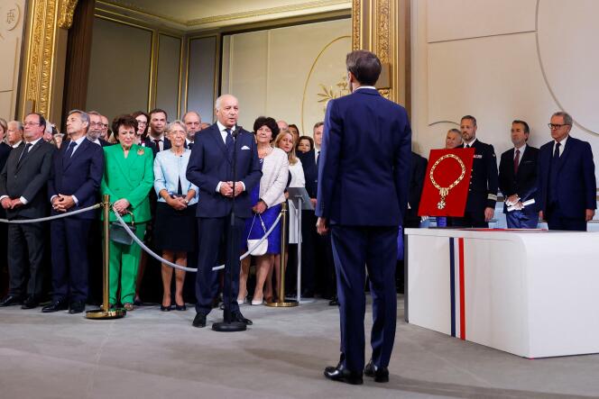 El presidente del Consejo Constitucional, Laurent Fabius, pronuncia la victoria de Emmanuel Macron en las elecciones presidenciales de 2022, en la apertura de la ceremonia de investidura, en el Palacio del Elíseo, el 7 de mayo de 2022.