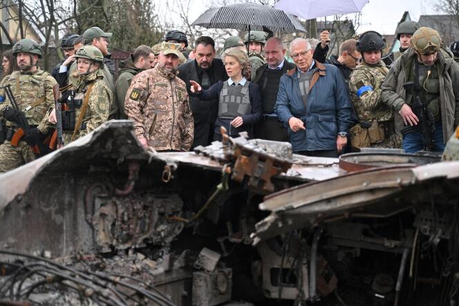 La présidente de la Commission européenne, Ursula von der Leyen, voit des véhicules détruits de l’armée russe lors de leur visite de la ville de Boutcha, au nord-ouest de Kiev, le 8 avril 2022.