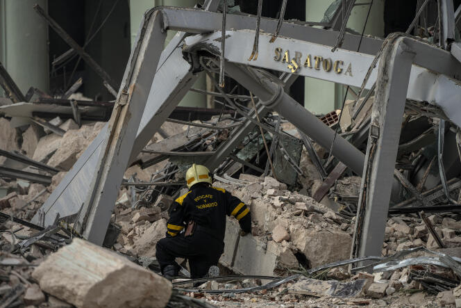 Les opérations de recherche se poursuivent dans les débris de l’Hôtel Saratoga, le 6 mai 2022, à La Havane (Cuba).