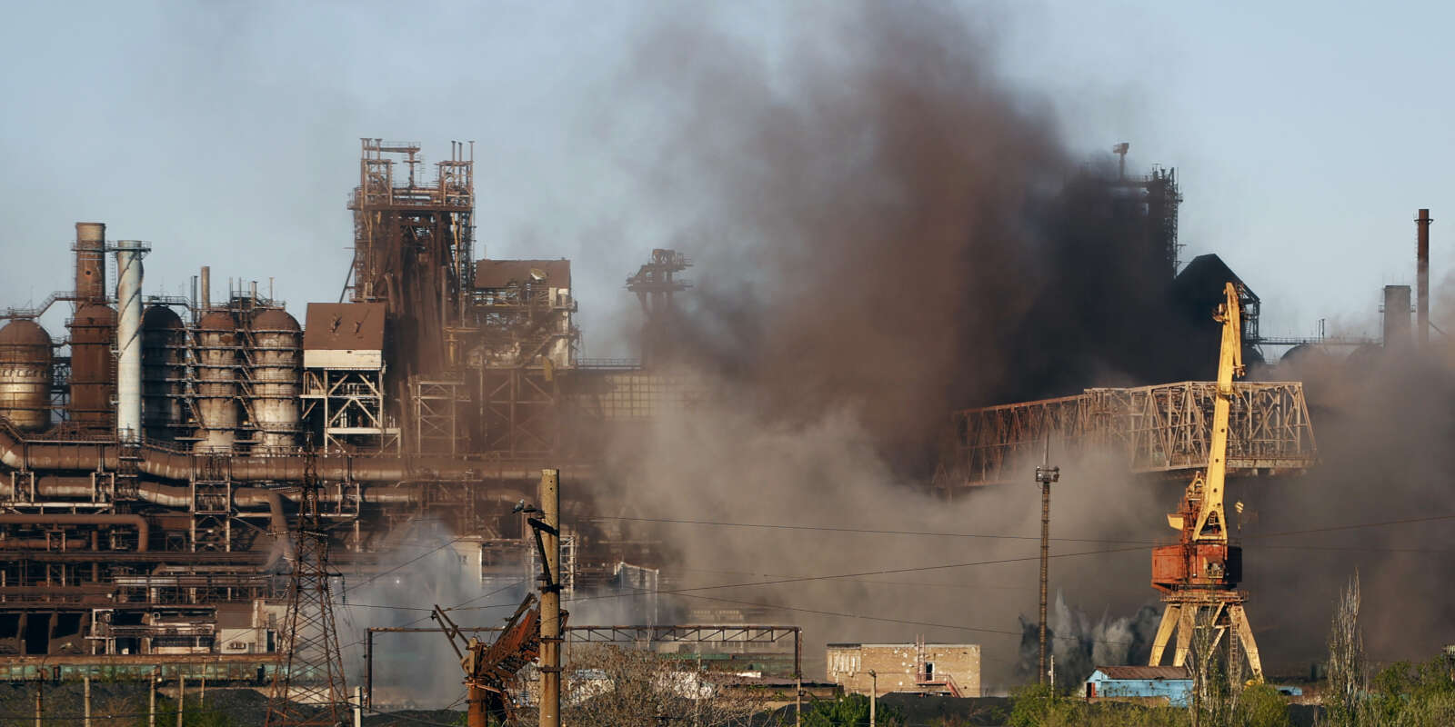 De la fumée s’échappe de l’aciérie d’Azovstal après des bombardements russes, à Marioupol, en Ukraine, le 7 mai 2022.
