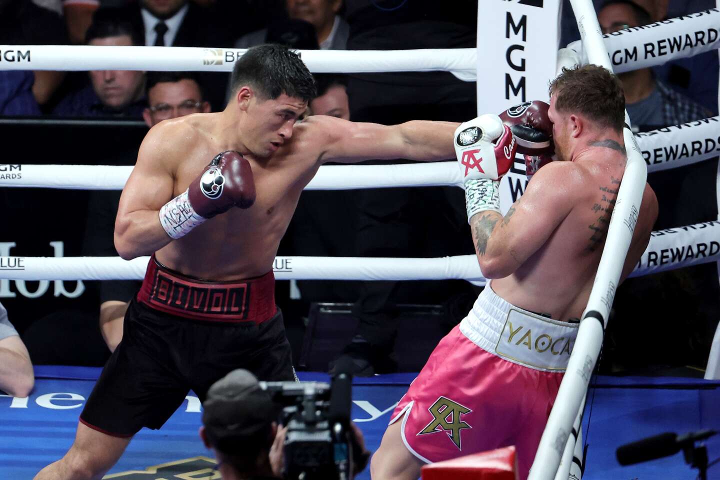 Boxe : Saul « Canelo » Alvarez tombe de haut face à Dmitry Bivol, qui  conserve son titre WBA des mi-lourds