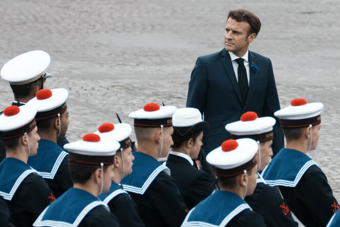 Le président français, Emmanuel Macron, lors de la cérémonie de commémoration de la victoire du 8 mai 1945 des Alliés sur l’Allemagne nazie, vers la tombe du Soldat inconnu, sous l’Arc de triomphe, le 8 mai 2022, à Paris.