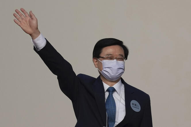 John Lee célèbre sa victoire à l’élection du chef de l’exécutif de Hongkong, à Hongkong, dimanche 8 mai 2022.