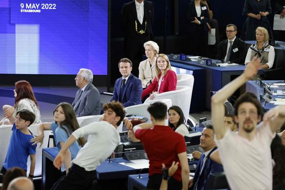 François Hollande François Hollande A l’occasion de la Journée pour l’Europe, Emmanuel Macron est au Parlement européen, à Strasbourg, avant de se rendre à Berlin.