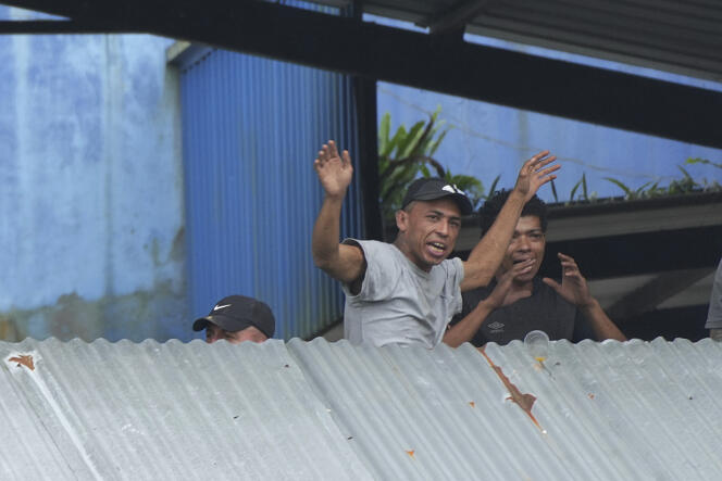 Des détenus se manifestent à l’intérieur de la prison de Bellavista, après les violences qui ont provoqué la mort de 43 prisonniers, le 9 mai, à Santo Domingo de los Tsachilas, en Equateur.