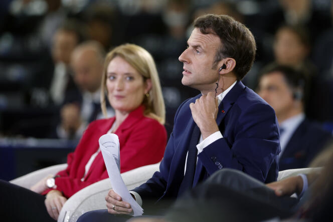 Le président français, Emmanuel Macron, au Parlement européen, au côté de Roberta Metsola, présidente de l’institution, lors de la Conférence sur l’avenir de l’Europe, le 9 mai 2022, à Strasbourg. 